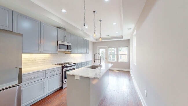 Foto del edificio - Stunning 1,300 Square Foot Eckington Home ...
