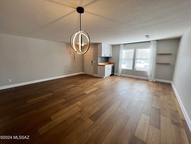 Foto del edificio - 4030 W Rocky Spring Dr