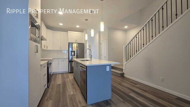 Photo du bâtiment - Modern 3 Beds, 3 Baths Duplex | No Pets Al...