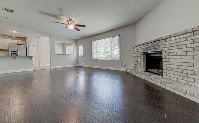 Building Photo - 1711 Cricket Hollow Dr
