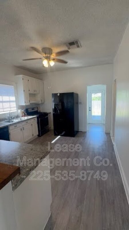 Foto del edificio - 121 W B St