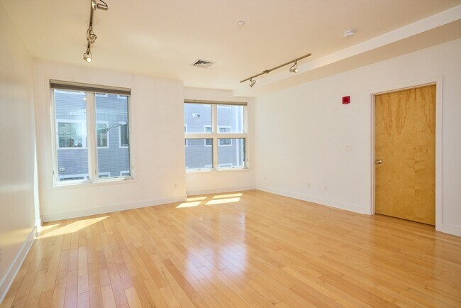 Foto del edificio - 24 Bay State Rd