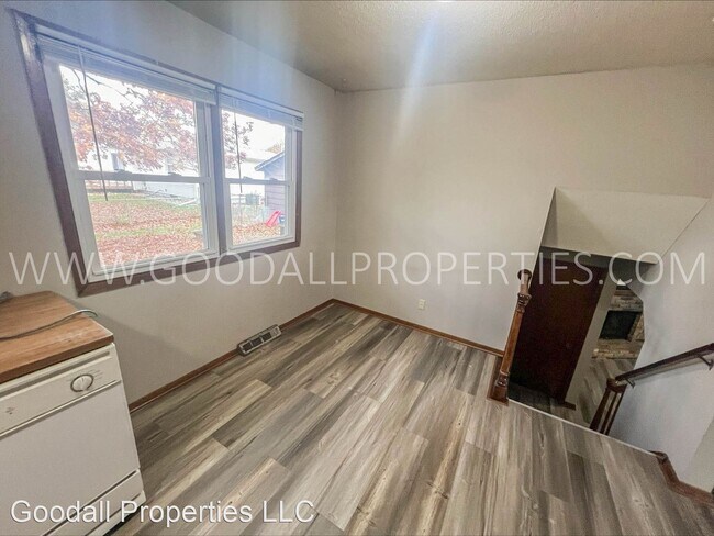 Building Photo - 2 br, 1 bath House - 502 SE Magazine Rd