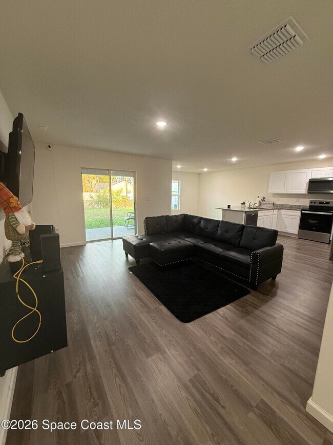 Building Photo - 487 Wiltshire Ave SW