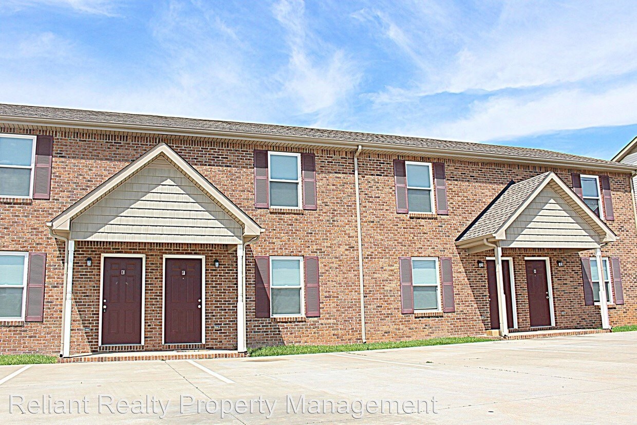 1042 W Creek Coyote Trail, Clarksville, TN 37042 Room for Rent in