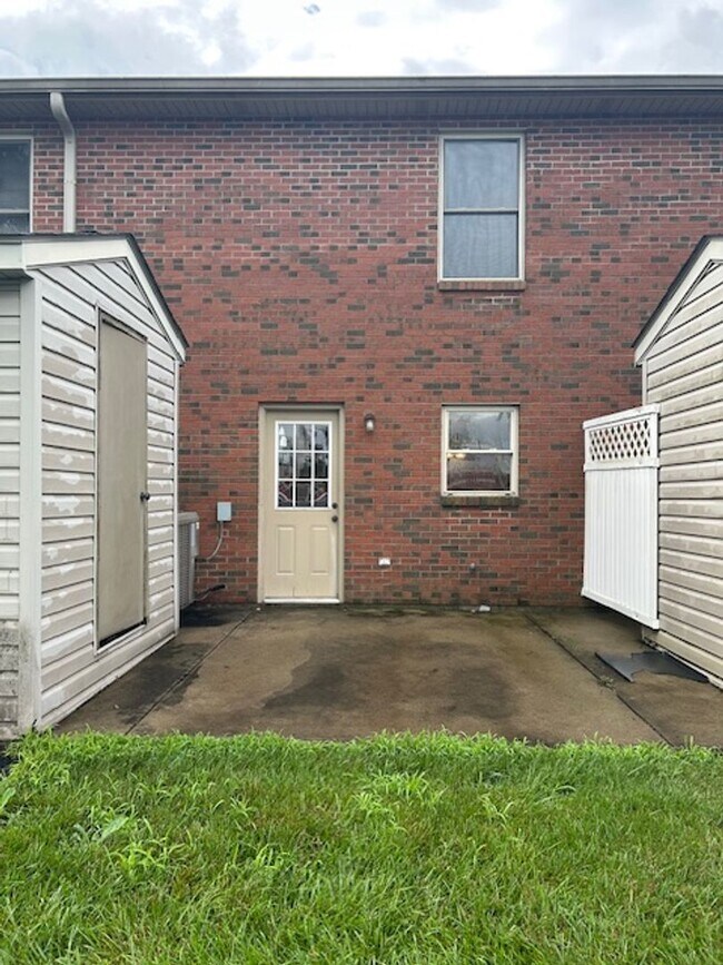 Foto del edificio - 2 Bedroom, 1 1/2 Bath 1500 sq. ft. Townhom...