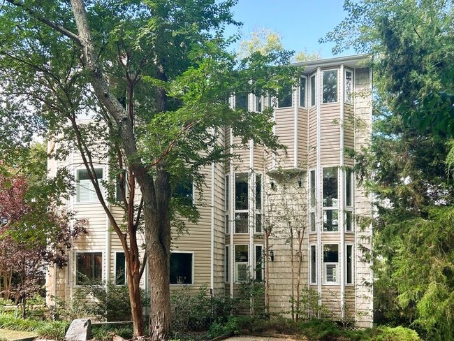 Building Photo - Luxury waterfront property
