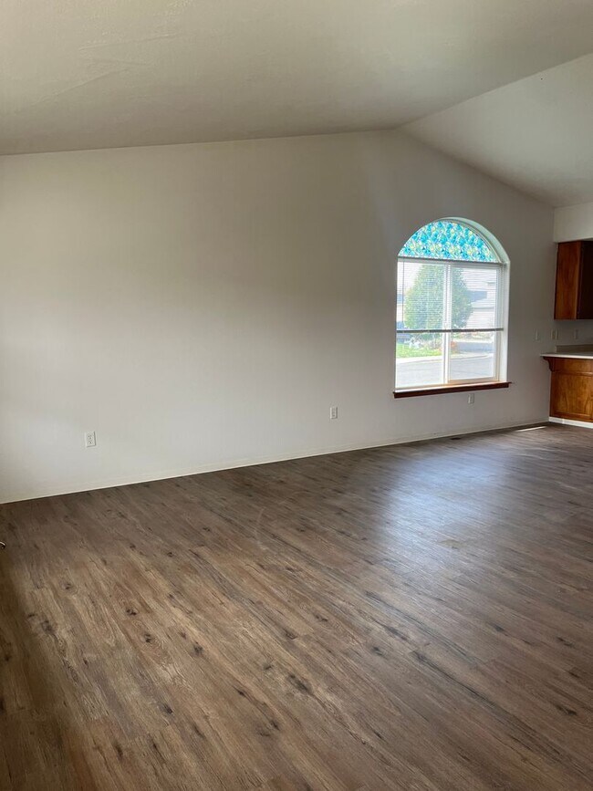 Building Photo - 396-396 Crystal Dr