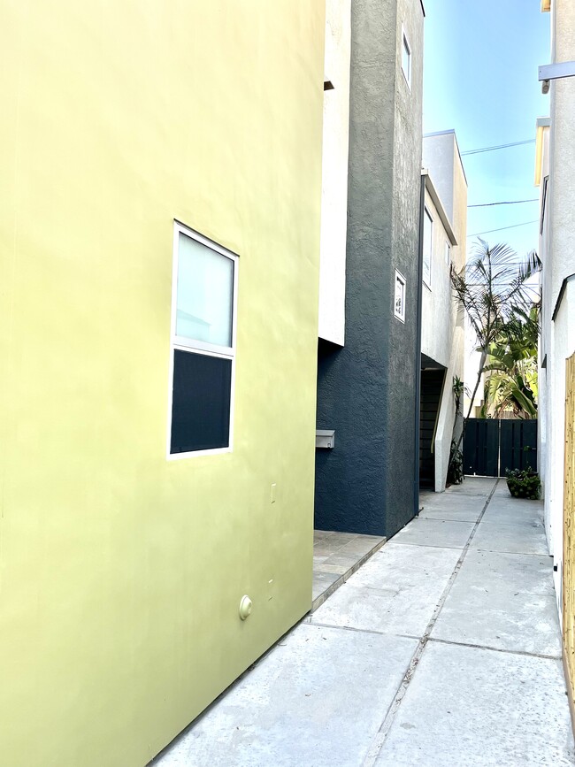Building Photo - 31 N Venice Blvd