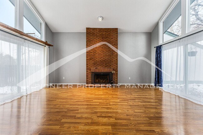 Building Photo - Spacious Home with 2 Car Garage and Centra...