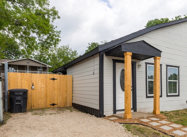 Building Photo - Newly Remodeled One Bed, One Bath in Cleburne