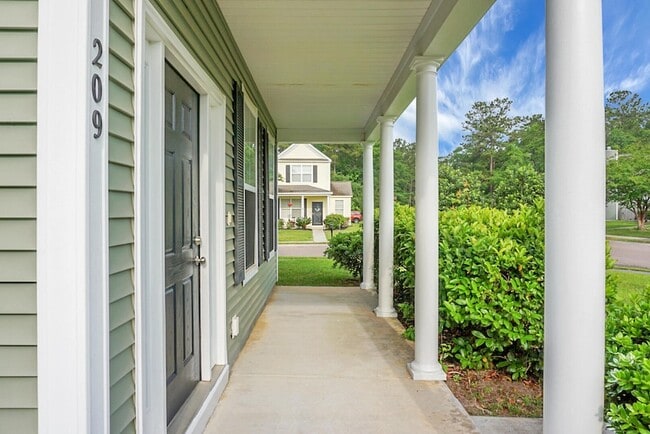 Building Photo - 209 Killarney Trail