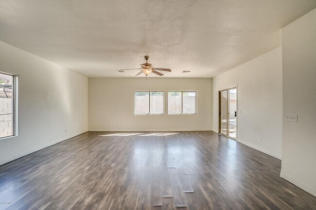 Foto del edificio - Charming 4 Bedroom 3 Bath 3 Car garage Hom...