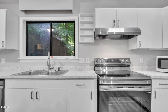 Photo - Spacious and Renovated 3BR Townhome in Cha...