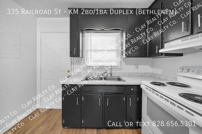 Building Photo - 335 Railroad St