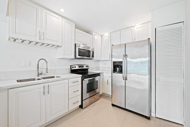 Building Photo - Peaceful corner unit 2 Bed 2 bath overlooking beautiful lake