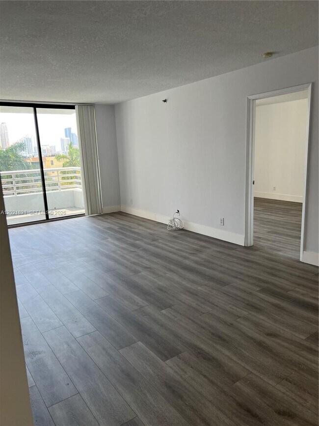 Foto del edificio - 3300 NE 192 St