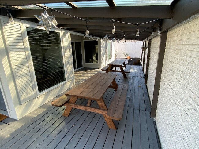 Foto del edificio - 8310 Spring Wind Dr
