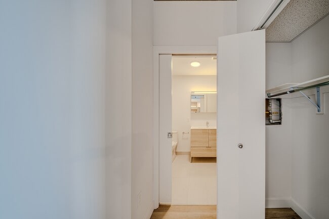 Building Photo - B636