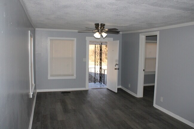 Foto del edificio - Cozy 3-bedroom, 1 full bath with vanity home located in Kansas City, MO.