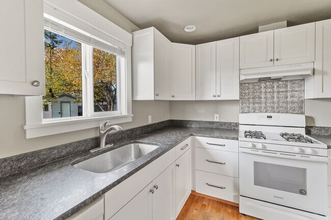 Foto del edificio - 3 Bed 1 Bath - Craftsman - Fenced Backyard...