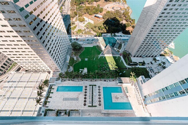 Foto del edificio - 325 S Biscayne Blvd
