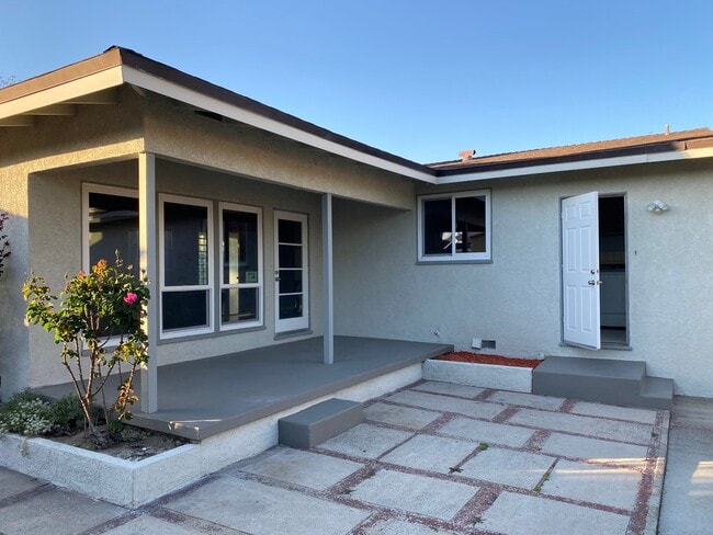 Building Photo - 1972 Vuelta Grande Ave