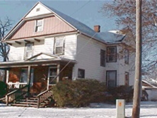 Foto del edificio - 5 Bedrooms 2 Baths with Rent Freeze! Older...