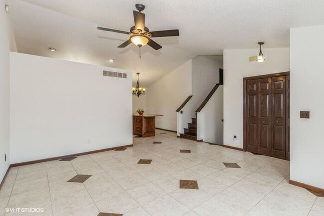 Building Photo - $2,100 | 3 Bedroom, 2,5 Bathroom Single Fa...