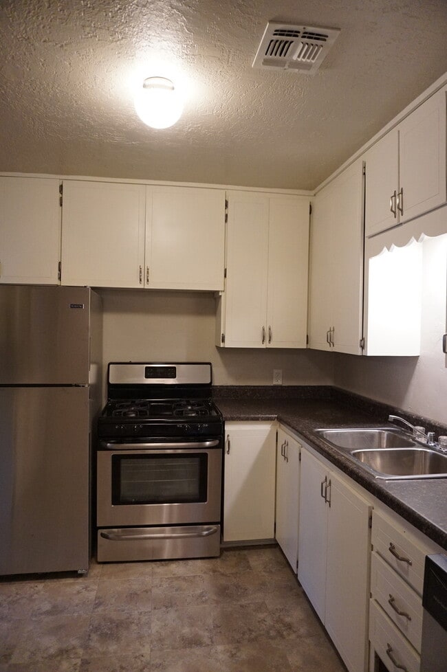 Building Photo - 4 BED 2 BATH 1 CAR GARAGE PLUS CARPORT IN STEVE PENNINGTON ADDITION