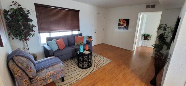 Foto del edificio - 11100 Love Ave Northeast
