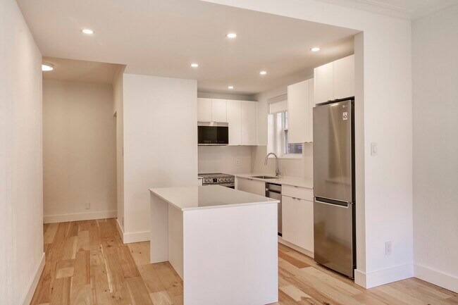 Photo du bâtiment - 4930 Chem. Queen Mary