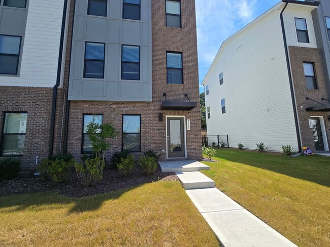 Building Photo - Modern Urban Elegance Meets Functionality