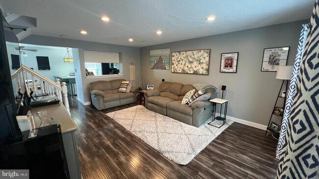 Foto del edificio - 33 Pinehurst Ct