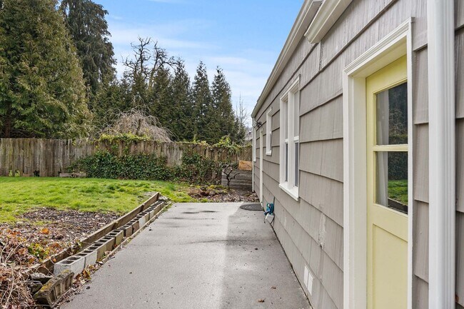 Building Photo - Charming 2 Bed Home in Salem