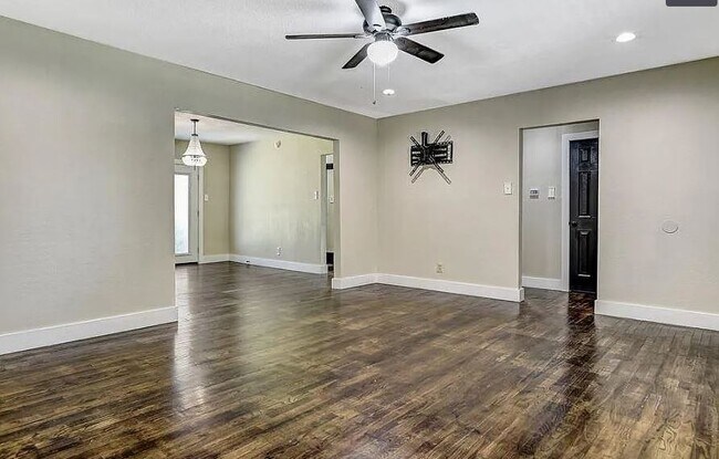 Building Photo - 609 W Belden St