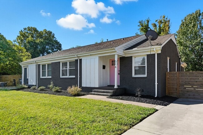 Building Photo - Beautifully Renovated 3-Bedroom with Fence...
