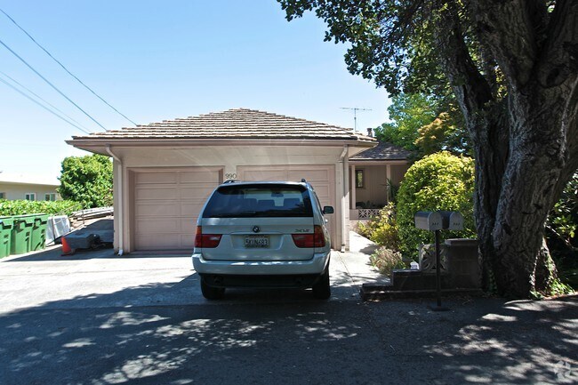 Building Photo - 988-990 Meadowsweet Dr