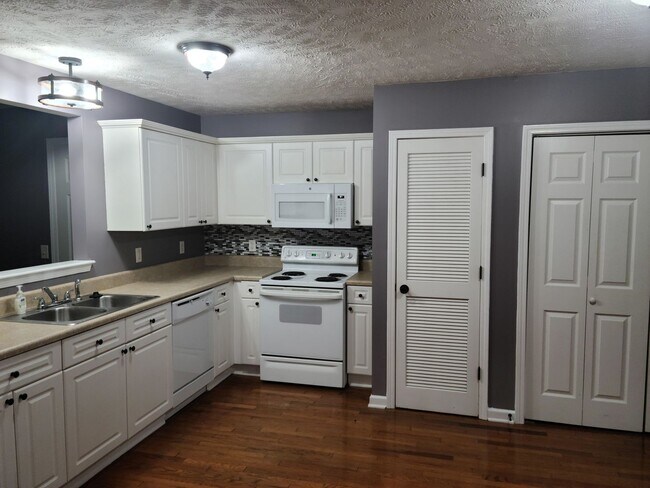 Building Photo - MOVE IN READY CONDO!