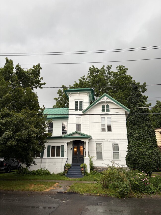 Building Photo - 319 S Albany St