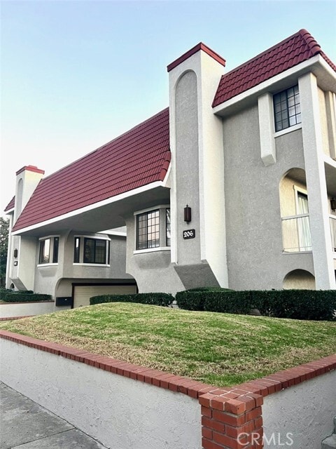 Building Photo - 206 W Cypress Ave