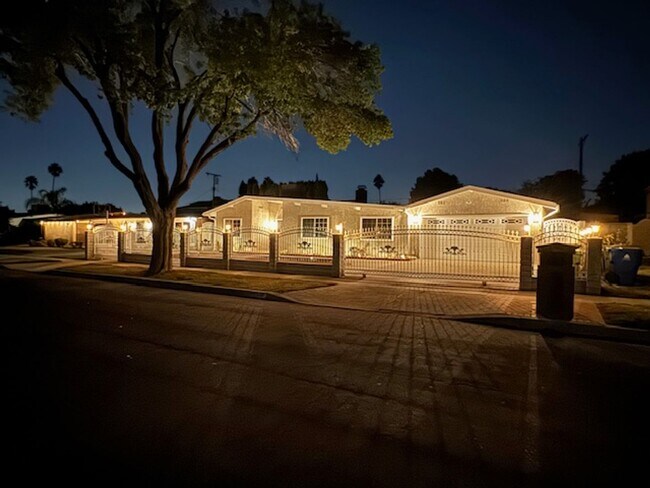 Building Photo - Beautiful 4 Bedroom, 2 Bathroom Reseda Hom...