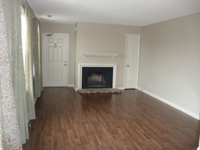 Building Photo - Townhome near I-65/Nashville