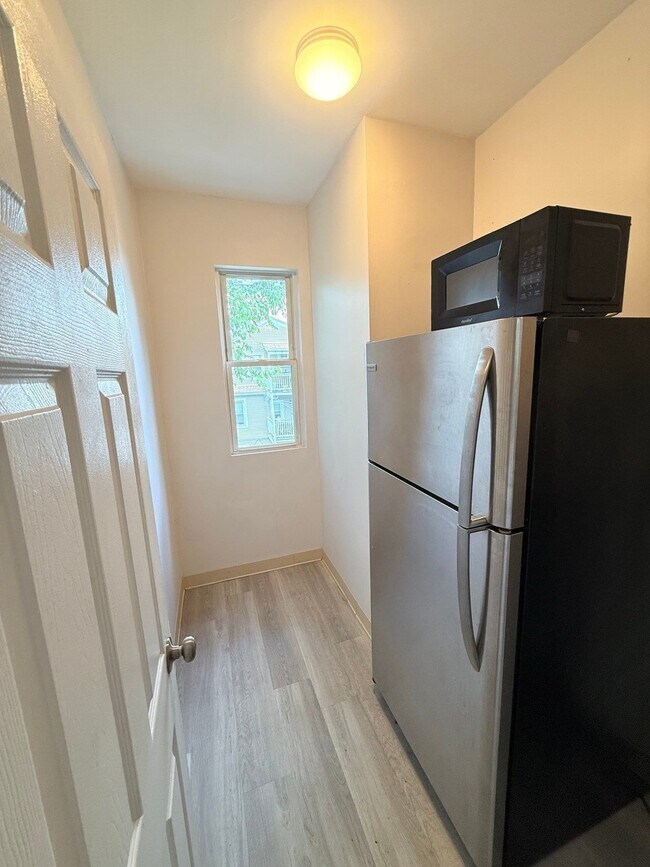 Building Photo - 154 Stanwood St