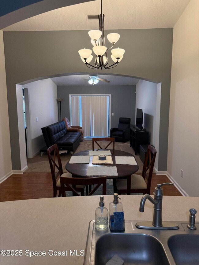 Building Photo - 995 Luminary Cir