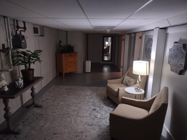 Zona de lectura - 60 E State St