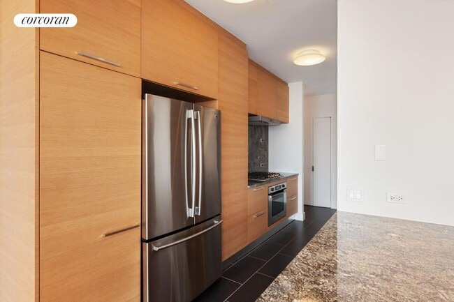 Building Photo - 170 E 87th St