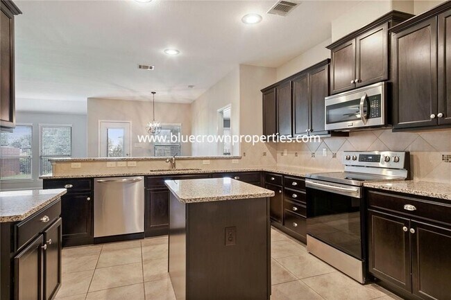 Building Photo - 720 English Ivy Dr