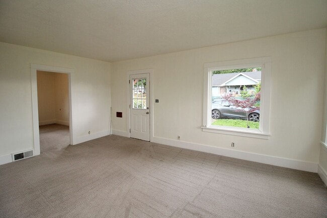Foto del edificio - Freshly Updated 2 Bedroom Parkrose Bungalow