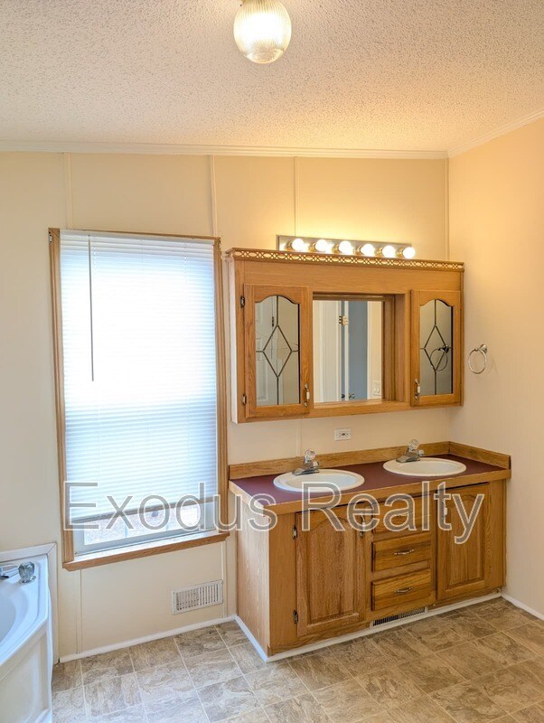 Foto del edificio - 73 Forest Dr